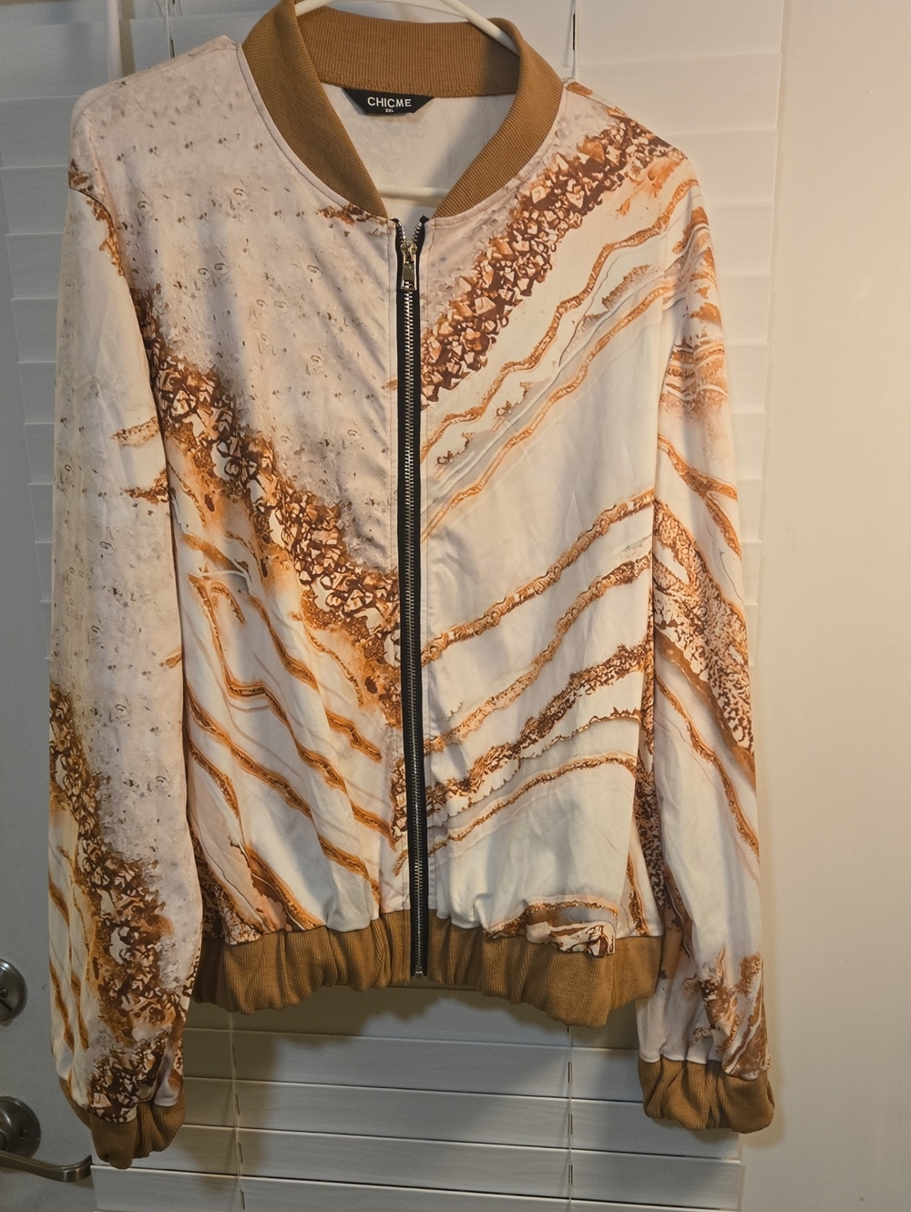chic White & Tan Marble-Print Bomber Jacket with Ribbed Trim